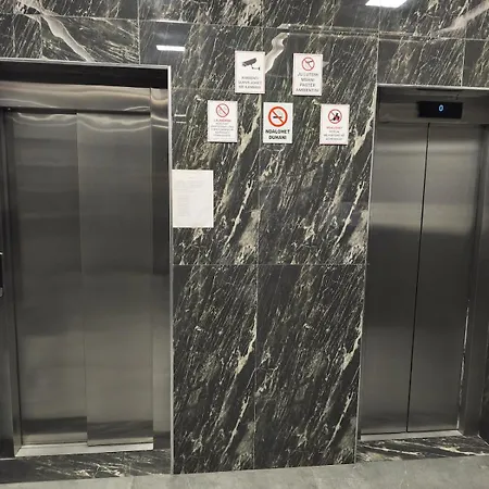 Red School New Bazaar 地拉那