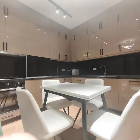 Apartman Red School New Bazaar Tirana