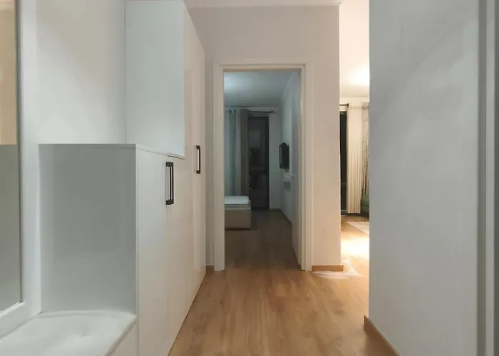 Red School New Bazaar Apartman