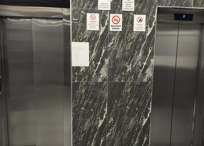 Red School New Bazaar 地拉那