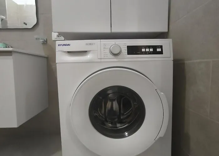 Red School New Bazaar 地拉那